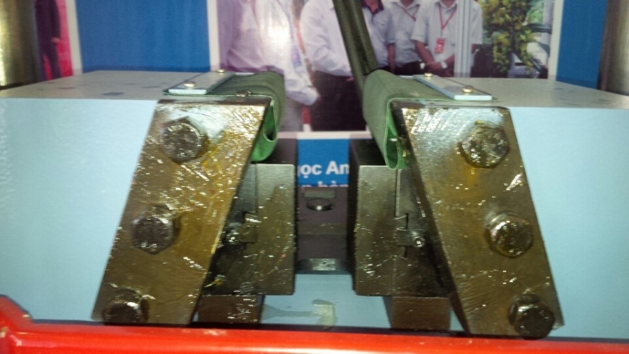 Máy kéo thép 100 tấn