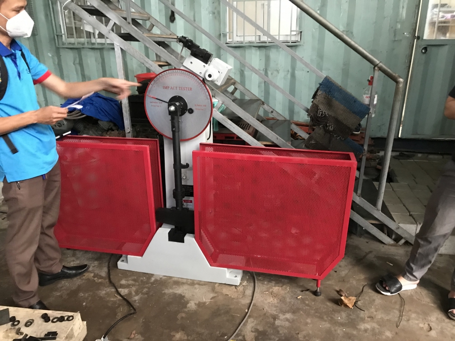 Máy đo độ bền va đập kim loại