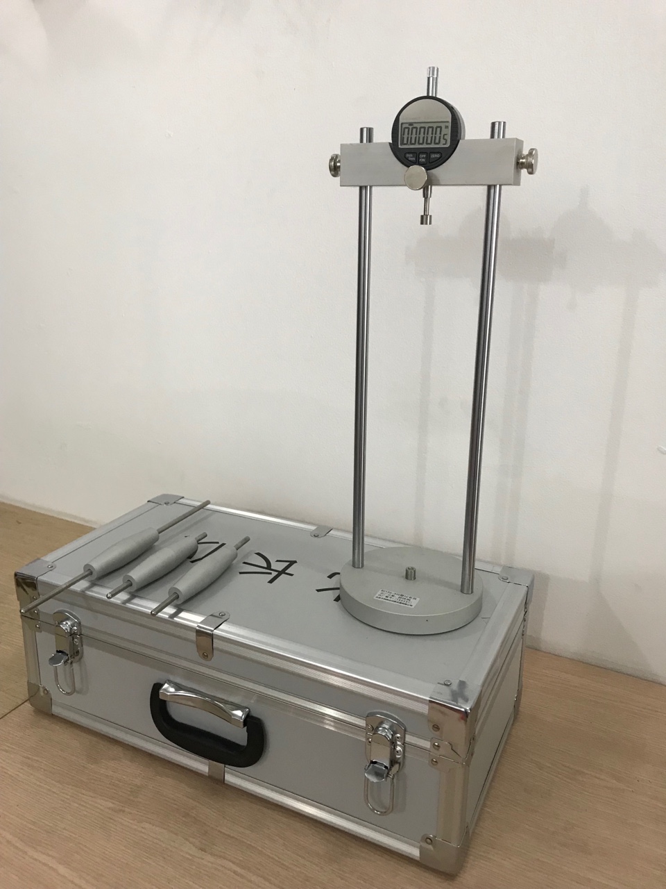 THIẾT BỊ ĐO ĐỘ DÀI CỦA THANH VỮA XI MĂNG TRONG DUNG DỊCH SUNFAT, Dụng co độ co ngót của vữa xi măng, thiet bi do do gian no cua vua xi mang trong dung dich sunfat